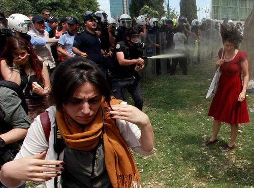 Demokracie v Turecku ohrožena: Brutální zásah turecké policie